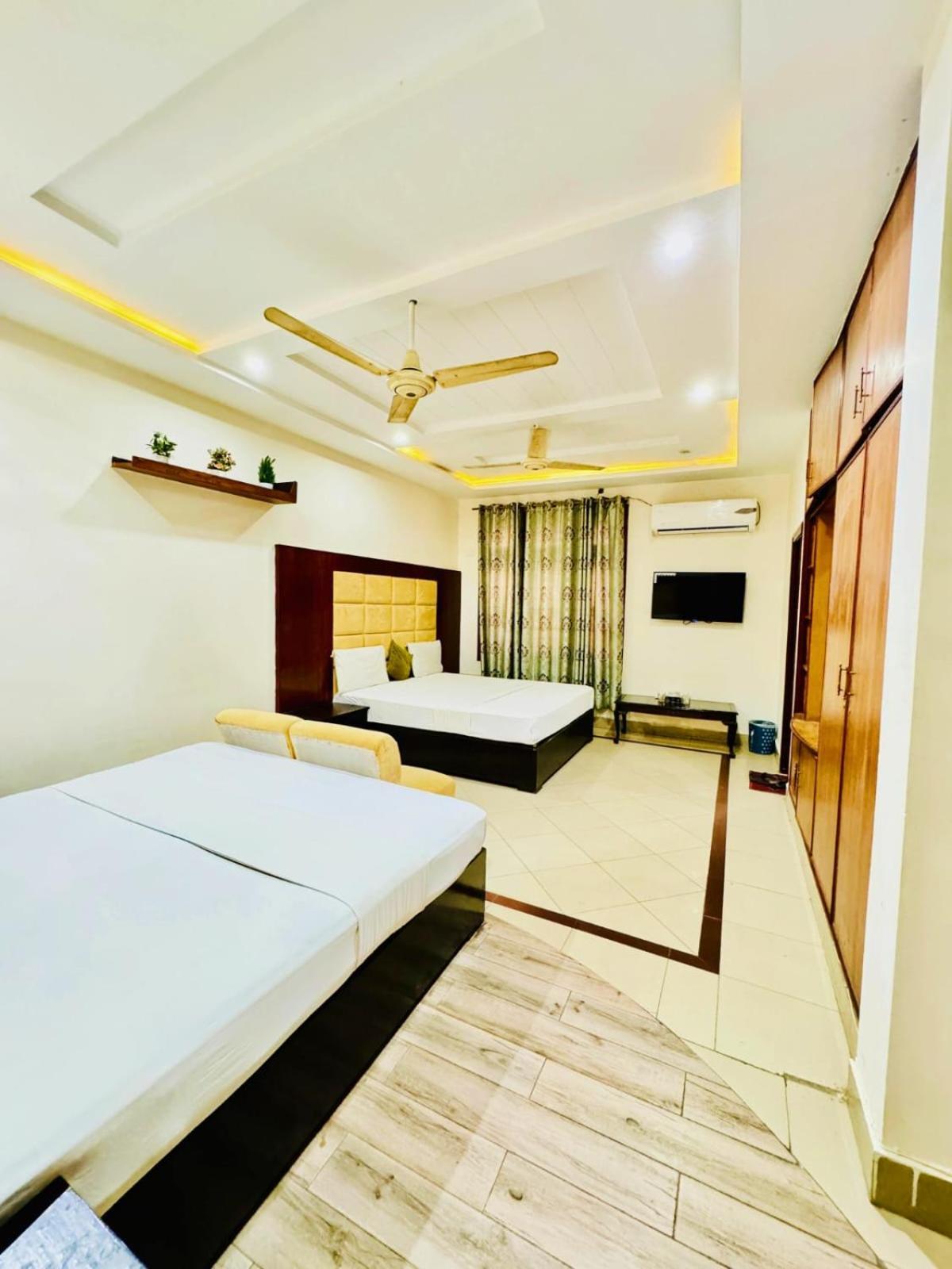 Hotel Pak Continental Multan Extérieur photo